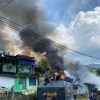 Polri bahu membahu bersama TNI padamkan kebakaran Kodam Lama Jayapura