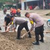 Polsek Sukoharjo dan Warga Gotong Royong Timbun Jalan Rusak di Sukoharjo I
