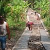 Pemuda dan Warga Dusun Sukahurip Kompak Gotong Royong Cor Jalan Penghubung