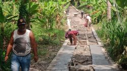 Pemuda dan Warga Dusun Sukahurip Kompak Gotong Royong Cor Jalan Penghubung