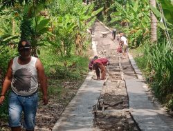 Pemuda dan Warga Dusun Sukahurip Kompak Gotong Royong Cor Jalan Penghubung