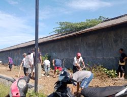 Warga Residence Lucky Arya Gelar Gotong Royong Perbaiki Jalan