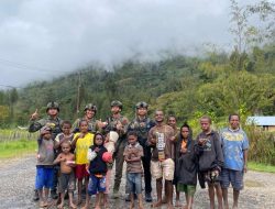 Personel Ops Damai Cartenz Tebar Keceriaan Bersama Anak-Anak di Distrik Bibida, Paniai