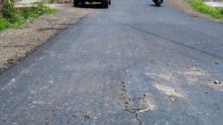 Hotmix Rp 2,9 M di Way Panji–Trimomukti Retak dan Hancur, CV. Dian Persada Tak Jaga Kwalitas
