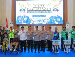 Wakapolri Serahkan Bantuan Alat Kesehatan Dan Gelar Baktikes Gratis Untuk Driver Ojek Online Di Lampung