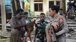 Personel Ops Damai Cartenz Dukung Produk Lokal Papua Lewat Aksi Belanja UMKM di Timika