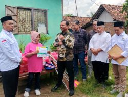 Bupati Pringsewu Serahkan Bantuan Korban Rumah Roboh di Pekon Podomoro
