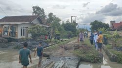 Camat Sragi dan Warga Keruk Sedimen Kali untuk Antisipasi Banjir