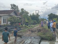 Camat Sragi dan Warga Keruk Sedimen Kali untuk Antisipasi Banjir