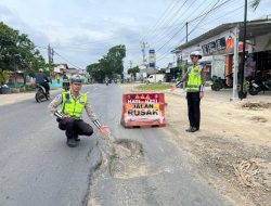 Cegah Kecelakaan, Satlantas Polres Pringsewu Pasang Imbauan di Jalan Rusak