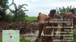 Jembatan Way Pisang di Palas Aji Ambruk Diterjang Sampah Banjir