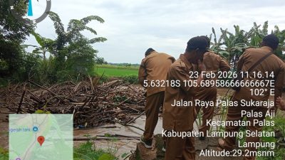 Jembatan Way Pisang di Palas Aji Ambruk Diterjang Sampah Banjir
