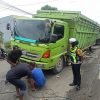 Truk Fuso Terperosok di Jalinsum Pringsewu, Gorong-Gorong Amblas Bikin Arus Tersendat