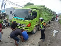 Truk Fuso Terperosok di Jalinsum Pringsewu, Gorong-Gorong Amblas Bikin Arus Tersendat