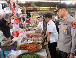 Kapolres dan Bupati Pringsewu Turun ke Pasar, Harga Sembako Terpantau Stabil Jelang Idul Fitri