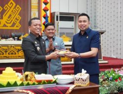 Hadiri Rapat Paripurna Terkait Ranperda Pesantren, Bupati Pringsewu Potong Tumpeng