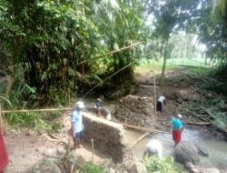 Swadaya Rp50 Juta, Petani Sukaraja Bangun Jembatan Demi Selamatkan Akses 200 Hektare Lahan