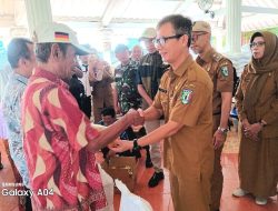 Pemkab Pringsewu Salurkan Bantuan Pangan Di Pekon Wonodadi
