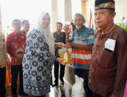Ratusan Warga Pekon Sumberagung Dan Bandungbaru Terima Bantuan Pangan