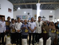Bupati Pringsewu Serahkan Bantuan Pangan Tahun 2026 di Pekon Rejosari