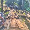 Semangat Gotong Royong, Aparatur Pekon Ulok Mukti Gelar Karya Bakti Bersihkan Jembatan Penghubung