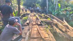 Semangat Gotong Royong, Aparatur Pekon Ulok Mukti Gelar Karya Bakti Bersihkan Jembatan Penghubung