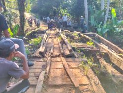 Semangat Gotong Royong, Aparatur Pekon Ulok Mukti Gelar Karya Bakti Bersihkan Jembatan Penghubung