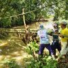 Tak kunjung juga di perbaiki oleh pemerintah  Empat Desa Gotong Royong Bangun Jembatan Bambu Darurat di Way Pisang