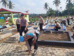 Hari Bhayangkara ke-80, Polsek Sukoharjo Pilih Bersihkan TMP Purna Yudha Bakti