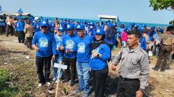 ‎Jelang HUT ke-25, DPC Partai Demokrat Lampung Selatan Bersihkan Pantai dan Tanam Pohon