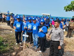 ‎Jelang HUT ke-25, DPC Partai Demokrat Lampung Selatan Bersihkan Pantai dan Tanam Pohon
