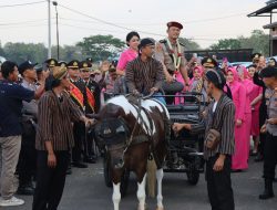 Suasana Haru Iringi Pelepasan AKBP M Yunnus Saputra, Tinggalkan Mapolres Pringsewu Naik Kereta Kuda