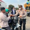 Lindungi Warga dari Abu Vulkanik, Polisi Bagikan Masker hingga Siram Jalan