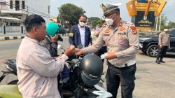 Lindungi Warga dari Abu Vulkanik, Polisi Bagikan Masker hingga Siram Jalan