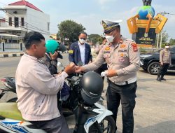 Lindungi Warga dari Abu Vulkanik, Polisi Bagikan Masker hingga Siram Jalan
