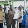 Bupati Pringsewu Serahkan Bantuan Pangan Beras Di Pekon Bumiarum