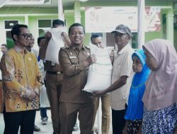 Bupati Pringsewu Serahkan Bantuan Pangan Beras Di Pekon Bumiarum