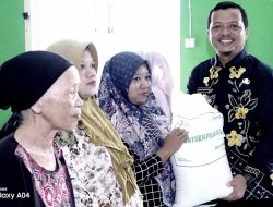 BUPATI PRINGSEWU SERAHKAN BANTUAN PANGAN KEPADA WARGA PANDANSARI SELATAN