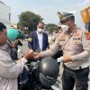 Lindungi Warga dari Abu Vulkanik, Polisi Bagikan Masker hingga Siram Jalan