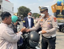 Lindungi Warga dari Abu Vulkanik, Polisi Bagikan Masker hingga Siram Jalan