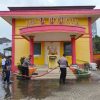Gerak Cepat Polsek Pringsewu Kota dan Damkar, Bersihkan Fasilitas Publik dari Abu Vulkanik