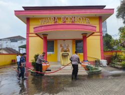Gerak Cepat Polsek Pringsewu Kota dan Damkar, Bersihkan Fasilitas Publik dari Abu Vulkanik