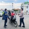 Lindungi Warga dari Abu Vulkanik, Polisi Bagikan Masker hingga Siram Jalan