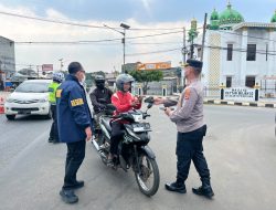 Lindungi Warga dari Abu Vulkanik, Polisi Bagikan Masker hingga Siram Jalan