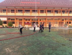 Tak Sekali, Polisi dan Damkar Terus Bersihkan Abu Vulkanik Anak Krakatau di Pringsewu