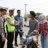 Operasi Patuh di Pringsewu, Polisi Edukasi Pengendara untuk Tingkatkan Keselamatan dan Kesadaran Pajak Kendaraan